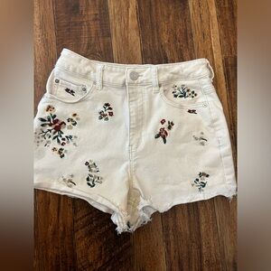 Indigo Reign Embroidered Floral Off White Shorts. In excellent condition!